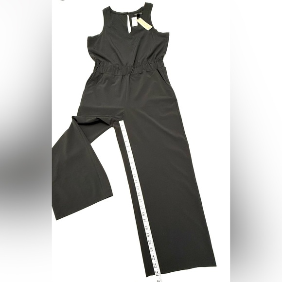 NWT Banana Republic Classic Black
V-Neck Sleeveless Cropped Jumpsuit XS - Picture 8 of 16
